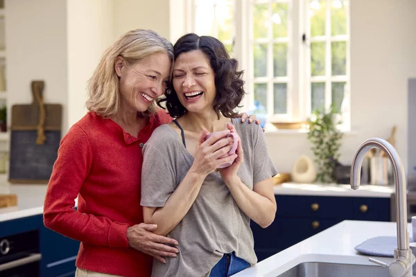 Aynı Cinsiyetten Olan Kadın Çifti Sevmek Kahve Içmek Mutfakta Birlikte — Stok fotoğraf