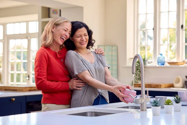 Aynı Cinsiyetten Kadın Çift Mutfakta Birlikte Yıkanırken — Stok fotoğraf
