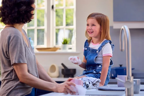 Familj Med Dotter Hjälper Äldre Mor Att Tvätta Upp Köket — Stockfoto