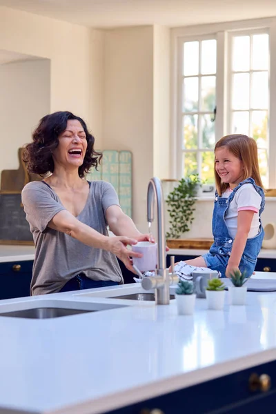 Família Com Filha Ajudando Mãe Mais Velha Fazer Lavagem Cozinha — Fotografia de Stock