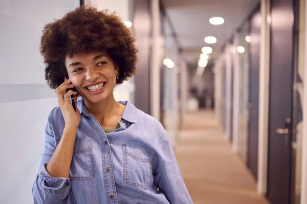 Souriant Jeune Femme Affaires Dans Couloir Bureau Moderne Parlant Téléphone — Photo