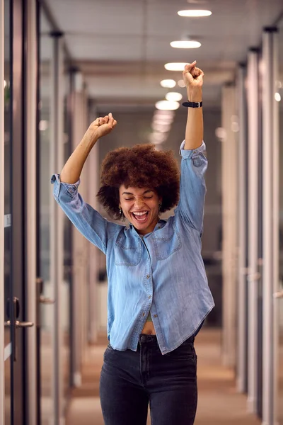 現代オフィスの廊下で踊る幸せな若いビジネスマンの女性 — ストック写真