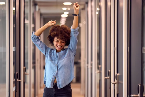 現代オフィスの廊下で踊る幸せな若いビジネスマンの女性 — ストック写真