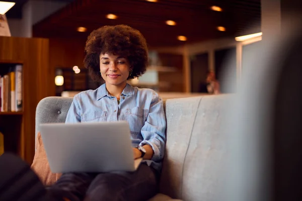 Ung Affärskvinna Modern Öppen Planlösning Kontor Som Arbetar Laptop Avslappnad — Stockfoto