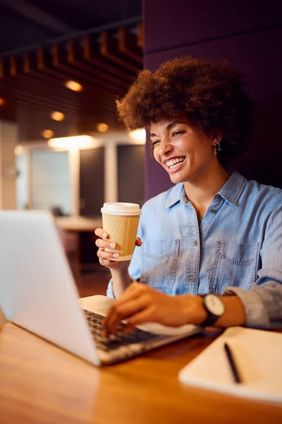 Ung Affärskvinna Modern Öppen Planlösning Kontor Arbetar Laptop Sittpod Med — Stockfoto
