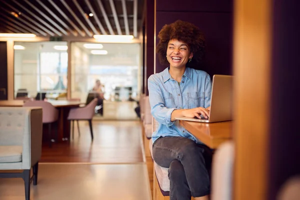 Junge Unternehmerin Modernem Großraumbüro Arbeitet Auf Laptop Sitzpult — Stockfoto
