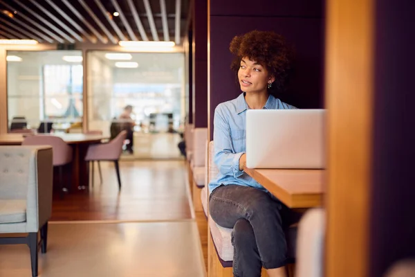 Modern Açık Planlama Ofisindeki Genç Kadını Oturma Kabininde Dizüstü Bilgisayarla — Stok fotoğraf