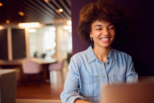 Ung Affärskvinna Modern Öppen Planlösning Kontor Arbetar Laptop Sittpod — Stockfoto