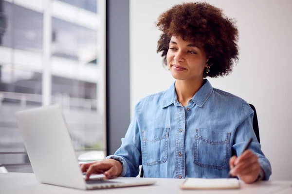 Ung Affärskvinna Moderna Kontoret Arbetar Laptop Med Trådlös Hörlur — Stockfoto