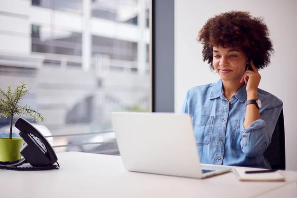 Junge Geschäftsfrau Modernem Büro Arbeitet Laptop Mit Drahtlosem Ohrhörer — Stockfoto