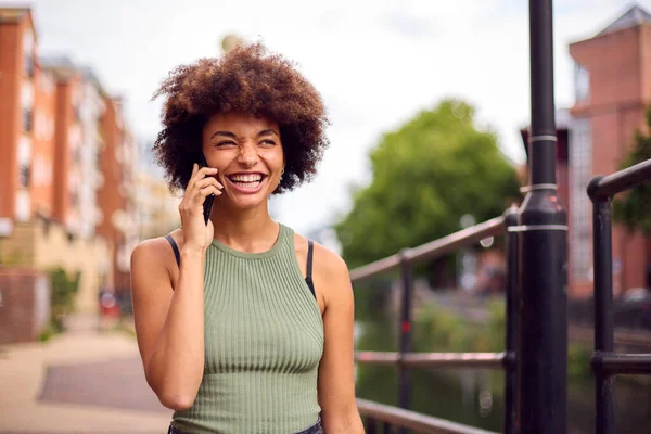 Sonriente Mujer Joven Aire Libre Riendo Mientras Habla Teléfono Móvil — Foto de Stock