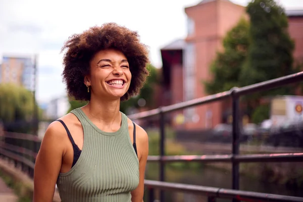 Usmívající Mladá Žena Venku Směje Když Kráčí Městem — Stock fotografie