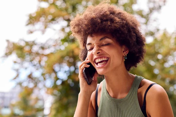 Sonriente Mujer Joven Aire Libre Riendo Mientras Habla Teléfono Móvil — Foto de Stock
