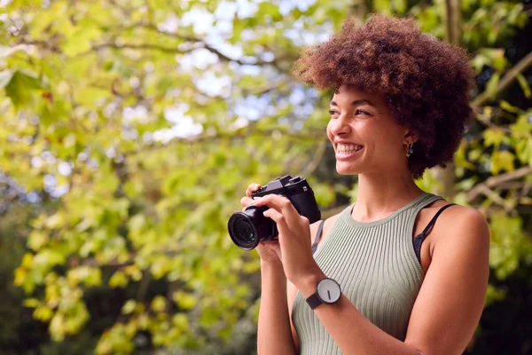 Jovem Mulher Livre Com Câmera Dslr Tirando Fotos Parque Cidade — Fotografia de Stock