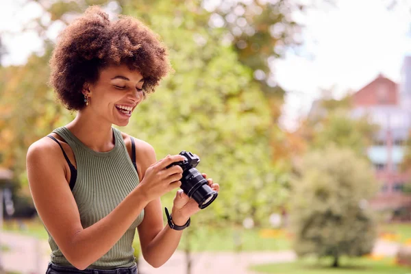 Dslr Kameralı Genç Kadın Şehir Parkında Fotoğraf Çekiyor — Stok fotoğraf