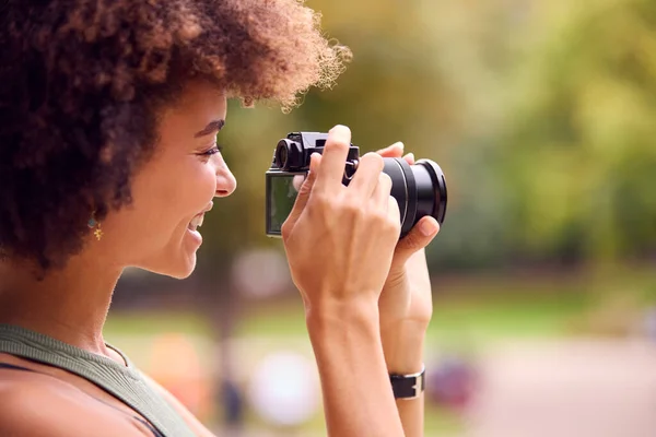 Young Woman Outdoors Dslr Camera Taking Photos City Park — Stock Photo, Image