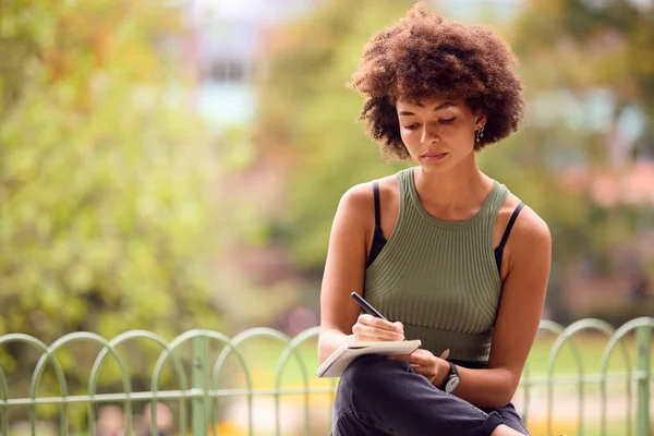 Mujer Joven Aire Libre Parque Sentada Banco Escribiendo Cuaderno — Foto de Stock