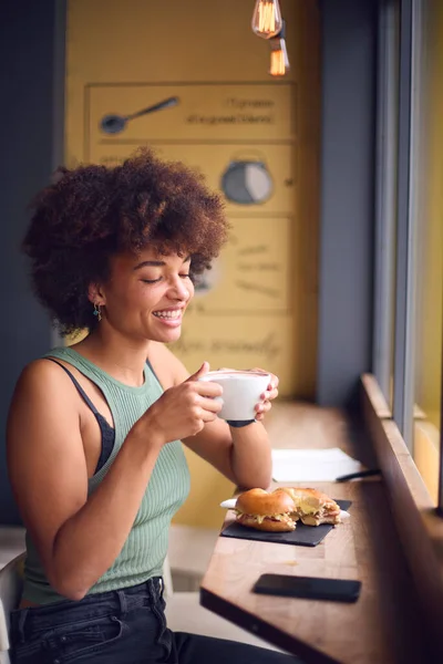 Femme Client Dans Fenêtre Café Manger Bagel Sandwich Pour Déjeuner — Photo