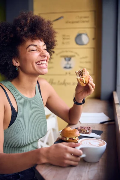 Femme Client Dans Fenêtre Café Manger Bagel Sandwich Pour Déjeuner — Photo