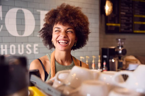 Lächelnde Inhaberin Oder Mitarbeiter Die Hinter Der Theke Café Servieren — Stockfoto