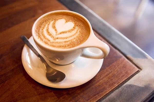 Крупним Планом Чашка Кави Столі Кафе Показуючи Піни Мистецтва Прикраси — стокове фото