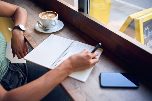 Zbliżenie Kobiety Klienta Okienku Kawiarni Pracy Pisania Notebooku — Zdjęcie stockowe