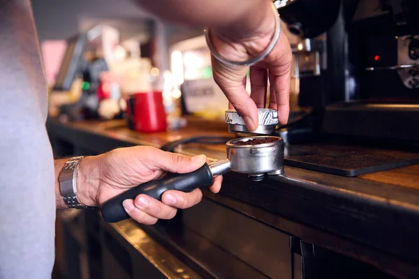 Närbild Barista Café Använda Maskin För Att Göra Kaffe — Stockfoto