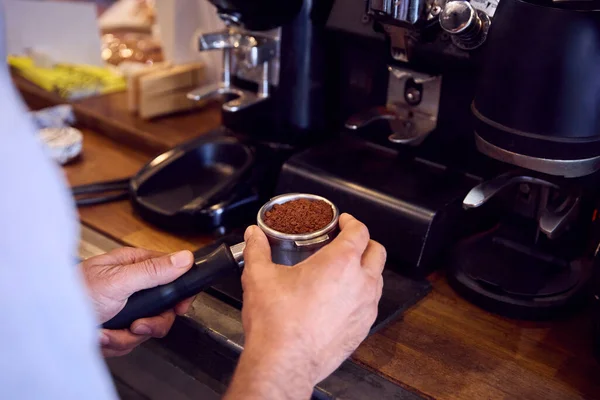 커피를 만들기 기계를 사용하는 바리스타의 — 스톡 사진
