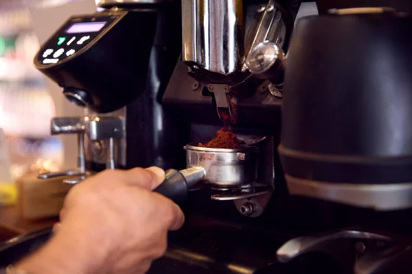 Κοντινό Πλάνο Του Barista Στο Καφέ Χρησιμοποιώντας Μηχανή Για Κάνει — Φωτογραφία Αρχείου