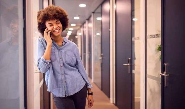 Gülümseyen Genç Kadını Modern Ofisin Koridorunda Telefonda Konuşuyor Telifsiz Stok Imajlar