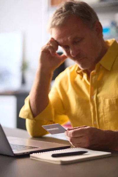 Zaniepokojony Człowiek Laptopie Martwi Się Zakupy Online Dług Posiadanie Karty — Zdjęcie stockowe