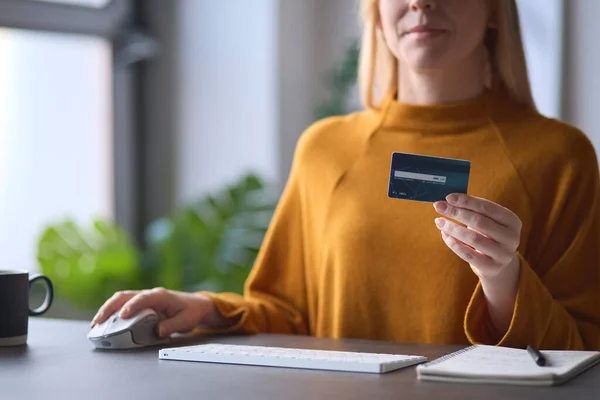 Zbliżenie Kobieta Siedzi Klawiaturze Komputera Zakupy Online Karty Kredytowej — Zdjęcie stockowe