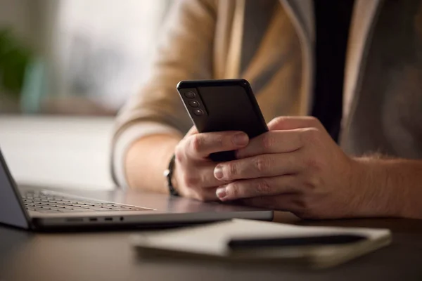 Närbild Människan Använda Mobiltelefon Vid Skrivbordet Använda App Eller Söka — Stockfoto