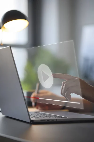 Video Streaming Concept Met Vrouw Met Behulp Van Laptop Met — Stockfoto