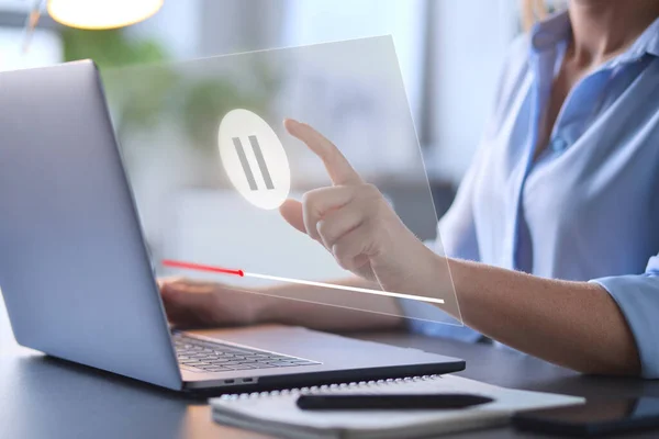 Conceito Streaming Vídeo Com Mulher Usando Laptop Com Sobreposição Gráfica — Fotografia de Stock