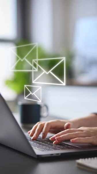 Conceito Mail Com Mulher Usando Laptop Com Sobreposição Gráfica Envelopes — Fotografia de Stock