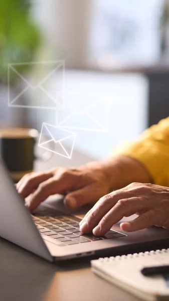 Conceito Mail Com Homem Usando Laptop Com Sobreposição Gráfica Envelopes — Fotografia de Stock