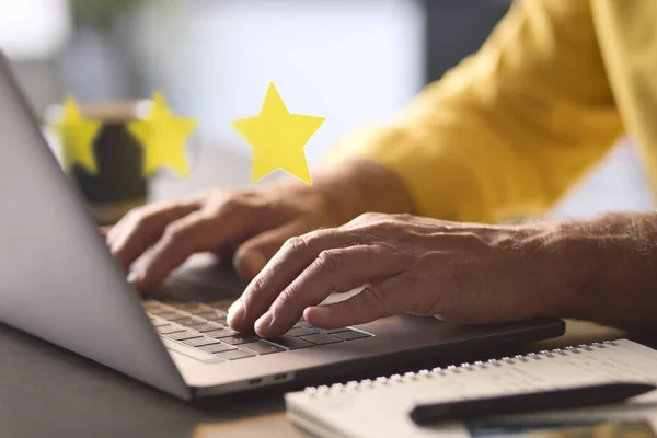 Muž Pomocí Notebooku Grafickou Překrytí Opustit Pozitivní Star Online Review — Stock fotografie