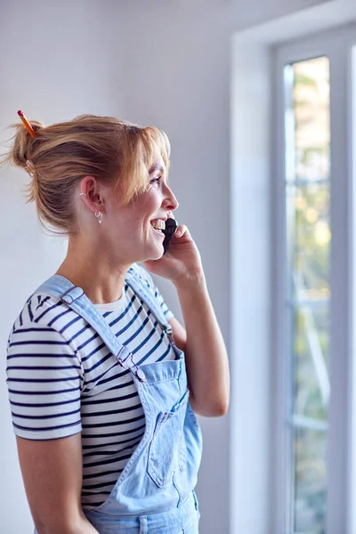 Vrouw Verfraaien Kamer Huis Maken Telefoon Bellen Met Behulp Van — Stockfoto