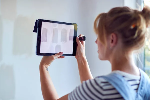 Digitális Tabletta Dekorációs Szoba Házban Összehasonlítva Teszter Festék Színek Falon — Stock Fotó