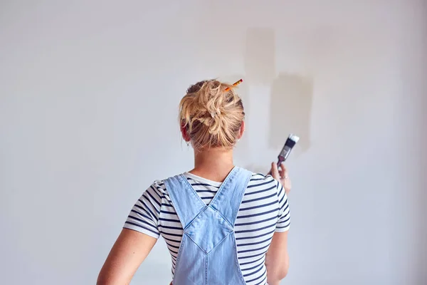 Rückansicht Der Frau Dekorieren Zimmer Haus Malerei Tester Farbe Streifen — Stockfoto