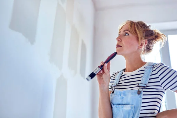 Evdeki Kadın Dekorasyon Odası Duvardaki Boyama Testi Boyama Rengi Şeritleri — Stok fotoğraf