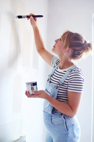 家の中の女性の装飾部屋絵画テスター壁にペイントカラーストリップ — ストック写真