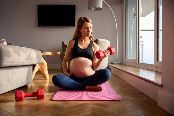 Těhotná Žena Sobě Fitness Oblečení Matraci Doma Cvičení Tělesnou Hmotností — Stock fotografie