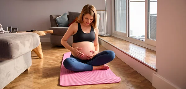 Těhotná Žena Sobě Fitness Oblečení Cvičení Mat Doma Dělá Jógu — Stock fotografie