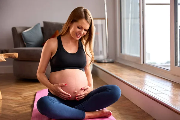 Gravid Kvinna Bär Fitness Kläder Träningsmatta Hemma Gör Yoga — Stockfoto