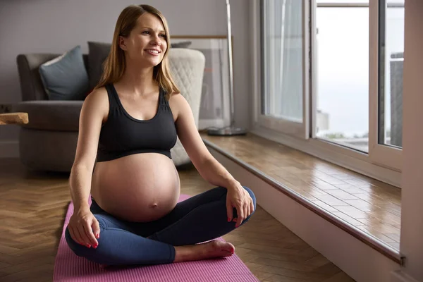 Gravid Kvinna Bär Fitness Kläder Träningsmatta Hemma Gör Yoga — Stockfoto