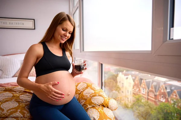 Kobieta Ciąży Gorącym Napojem Relaks Łóżku Domu Gospodarstwa Żołądka — Zdjęcie stockowe