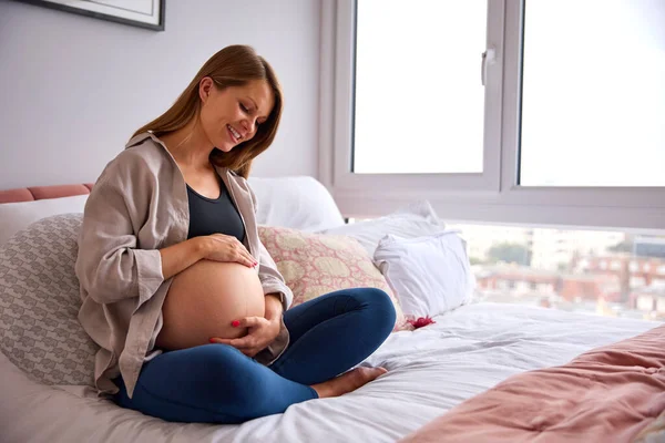 Беременная Женщина Отдыхает Кровати Холдинге Живот — стоковое фото