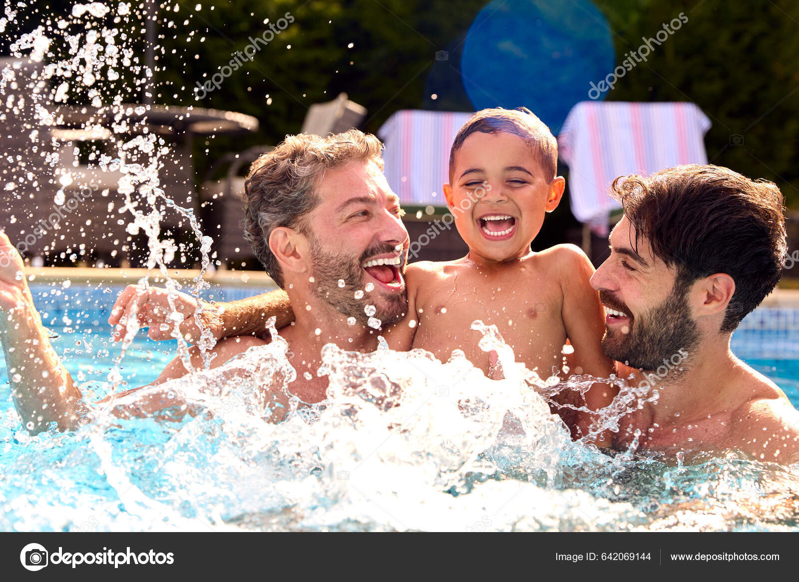 Família Mesmo Sexo Com Dois Pais Filho Férias Piscina Juntos fotos, imagens  de © monkeybusiness #642069144